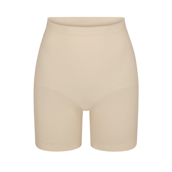 Skims Mid Thigh Short (size S/M) in color Sand - Picture 5 of 8